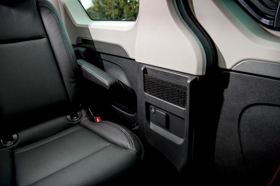 Детали интерьера Renault Trafic SpaceClass 2017 года  (WW) (фото 33 из 43)